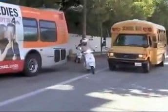 Gvinet Paltrou umalo udario autobus dok je vozila kćerku na skuteru 