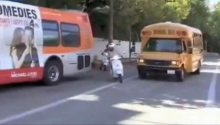 Gvinet Paltrou umalo udario autobus dok je vozila kćerku na skuteru Gvinet Paltrou umalo udario autobus dok je vozila kćerku na skuteru