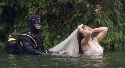 Monika Belući mokra i bez šminke ispod slapova  Monika Belući mokra i bez šminke ispod slapova