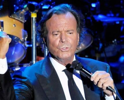 Pinoče mučio zatvorenike pjesmama Hulija Iglesijasa Pinoče mučio zatvorenike pjesmama Hulija Iglesijasa