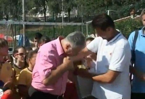 VIDEO: Vanja Grbić pokušao da izbjegne poljubac... VIDEO: Vanja Grbić pokušao da izbjegne poljubac...
