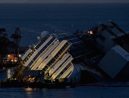 Akcija uspješna: Kosta Konkordija podignuta sa grebena (VIDEO) Akcija uspješna: Kosta Konkordija podignuta sa grebena (VIDEO)