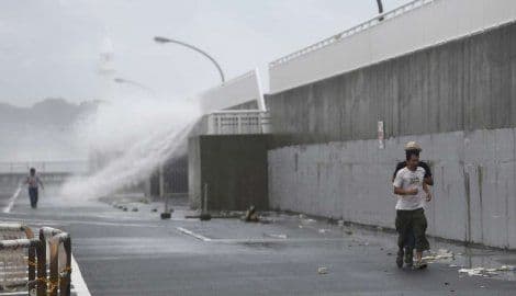Zbog razornog tajfuna u Japanu evakuisano pola miliona ljudi Zbog razornog tajfuna u Japanu evakuisano pola miliona ljudi