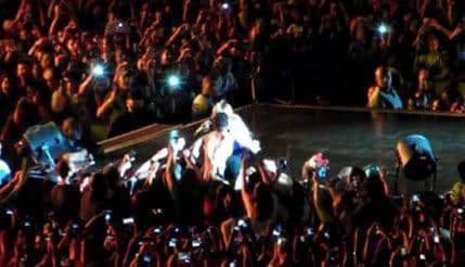 VIDEO: Obožavatelj zgrabio Bijonse i oborio je sa bine VIDEO: Obožavatelj zgrabio Bijonse i oborio je sa bine