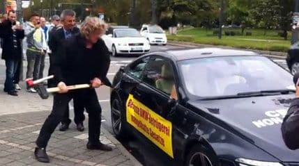 VIDEO: Demoliranje sopstvenog automobila sve popularnije VIDEO: Demoliranje sopstvenog automobila sve popularnije