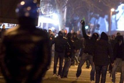 VIDEO: Navijačka hrabrost - Dvadeset na dvojicu VIDEO: Navijačka hrabrost - Dvadeset na dvojicu