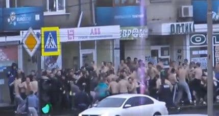 VIDEO: Stravična tuča ukrajinskih huligana VIDEO: Stravična tuča ukrajinskih huligana