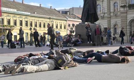 Novosađani legli ispred Gradske kuće u znak protesta zbog nasilja Novosađani legli ispred Gradske kuće u znak protesta zbog nasilja
