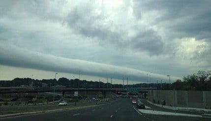 VIDEO: Neobični meteorološki fenomen - "ležeći tornado" nad Vašingtonom VIDEO: Neobični meteorološki fenomen - "ležeći tornado" nad Vašingtonom