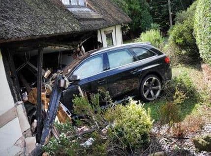 Audijem uletio u istorijski spomenik, kuću staru 600 godina Audijem uletio u istorijski spomenik, kuću staru 600 godina