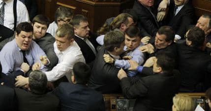 Tuča u slovačkom parlamentu zbog premijerove figure od kartona Tuča u slovačkom parlamentu zbog premijerove figure od kartona