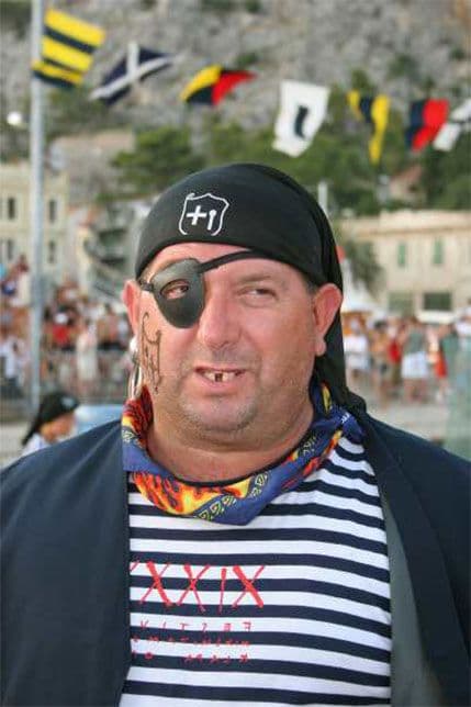 Zašto pirati imaju pokriveno jedno oko? Zašto pirati imaju pokriveno jedno oko?