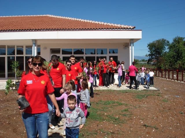 Mladi DPS-a oplemenili sadnicama dvorište dječijeg vrtića u Golubovcima Mladi DPS-a oplemenili sadnicama dvorište dječijeg vrtića u Golubovcima