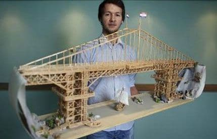 Inženjer koji pravi skulpture od šibica Inženjer koji pravi skulpture od šibica