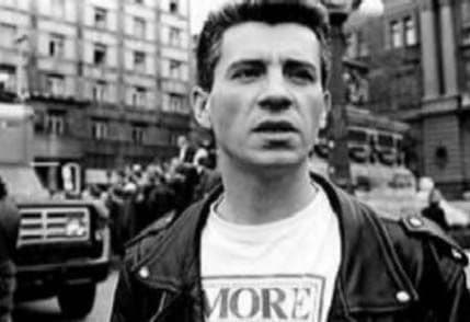 Milan Mladenović, princ balkanskog rokenrola, danas bi imao 55 godina (VIDEO) Milan Mladenović, princ balkanskog rokenrola, danas bi imao 55 godina (VIDEO)