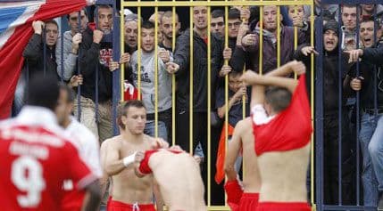 Delije natjerale igrače Crvene zvezde da skinu dresove Delije natjerale igrače Crvene zvezde da skinu dresove