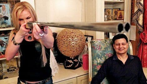 VIDEO: Kako žive ruski tajkuni: Kupanje u šampanjcu, dijamantski revolveri, na ručak mlaznjakom VIDEO: Kako žive ruski tajkuni: Kupanje u šampanjcu, dijamantski revolveri, na ručak mlaznjakom