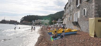 Naoružani razbojnik odnio tri hiljade eura iz pošte u Petrovcu Naoružani razbojnik odnio tri hiljade eura iz pošte u Petrovcu