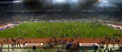 VIDEO: Navijači prekinuli derbi Bešikataš - Galatasaraj VIDEO: Navijači prekinuli derbi Bešikataš - Galatasaraj