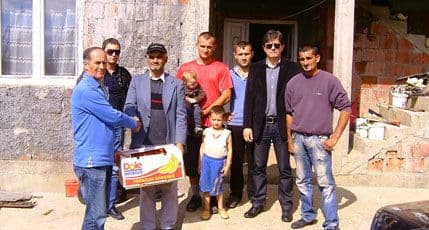 Pozitivna uručila pakete hrane četrnaestočlanoj porodici Softić Pozitivna uručila pakete hrane četrnaestočlanoj porodici Softić