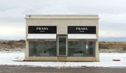 Uklanja se butik “Prada” postavljen  usred teksaške pustinje  Uklanja se butik “Prada” postavljen  usred teksaške pustinje