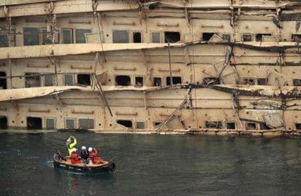 Ostaci ljudskih tijela pronađeni kod olupine "Kosta Konkordije" Ostaci ljudskih tijela pronađeni kod olupine "Kosta Konkordije"