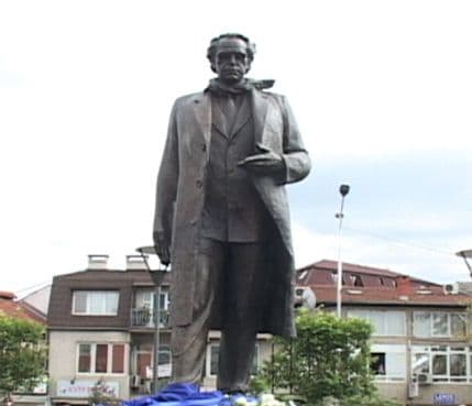 Priština: Otkriven spomenik Ibrahimu Rugovi Priština: Otkriven spomenik Ibrahimu Rugovi