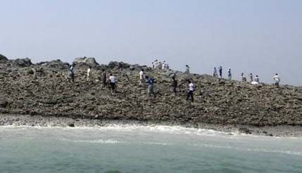 VIDEO: Ostrvo koje je izronilo iz mora već zatrpano smećem VIDEO: Ostrvo koje je izronilo iz mora već zatrpano smećem