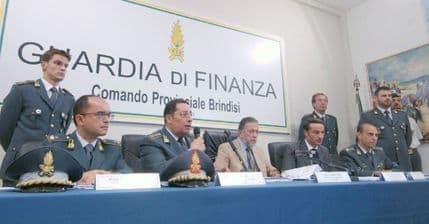 Italijanska policija uhapsila 42 osobe zbog šverca cigareta iz Crne Gore Italijanska policija uhapsila 42 osobe zbog šverca cigareta iz Crne Gore