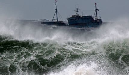 U Kini potonula tri ribarska broda, više od 70 osoba nestalo U Kini potonula tri ribarska broda, više od 70 osoba nestalo