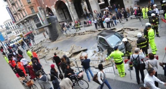 VIDEO: Podmornica "izronila" u centru Milana VIDEO: Podmornica "izronila" u centru Milana