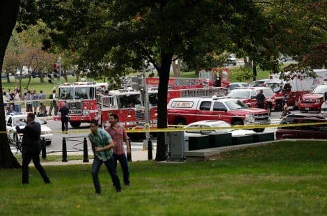 Američka policija kod Kapitol hila pucala na ženu koja je autom probila blokade (VIDEO) Američka policija kod Kapitol hila pucala na ženu koja je autom probila blokade (VIDEO)