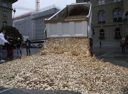 Švajcarci u znak protesta na ulicu prosuli 400.000 franaka Švajcarci u znak protesta na ulicu prosuli 400.000 franaka