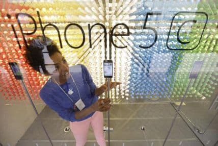 SAD: Ajfon 5C već upola cijene SAD: Ajfon 5C već upola cijene