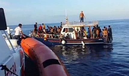 Italija: Uhapšen kapetan broda koji je potonuo kod Lampeduze Italija: Uhapšen kapetan broda koji je potonuo kod Lampeduze