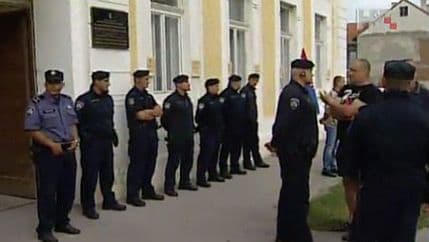 Vukovar: Šest policajaca suspendovano zbog skidanja ploča? Vukovar: Šest policajaca suspendovano zbog skidanja ploča?