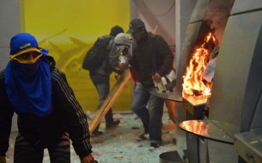 FOTO: Haos na ulicama Rija: 200 maskiranih anarhista razbijalo i palilo FOTO: Haos na ulicama Rija: 200 maskiranih anarhista razbijalo i palilo