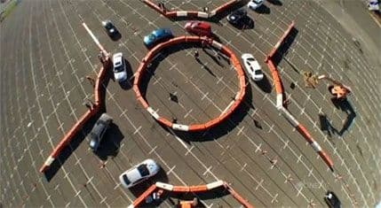 VIDEO: Mitbastersi dokazali superiornost kružnog toka nad “klasičnom” raskrsnicom VIDEO: Mitbastersi dokazali superiornost kružnog toka nad “klasičnom” raskrsnicom