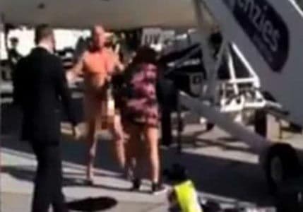 Mančester: Pijani putnik se skinuo pa pokušao da započne tuču sa pilotom Mančester: Pijani putnik se skinuo pa pokušao da započne tuču sa pilotom