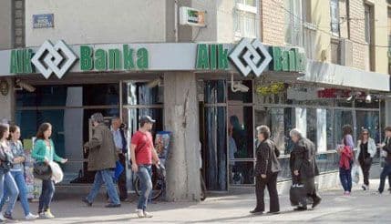Niš: Bankar prisvojio i potrošio 560.000 eura na onlajn klađenje Niš: Bankar prisvojio i potrošio 560.000 eura na onlajn klađenje