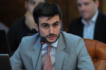 Krstić: Višak u javnom sektoru 140.000 ljudi Krstić: Višak u javnom sektoru 140.000 ljudi