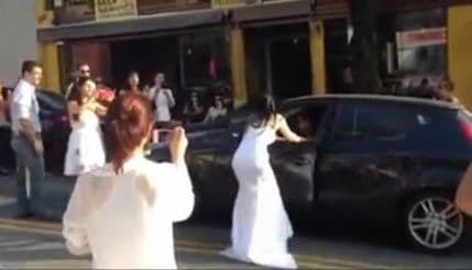 Njemačka: Mladoženja zaboravio mladu na benzinskoj stanici Njemačka: Mladoženja zaboravio mladu na benzinskoj stanici