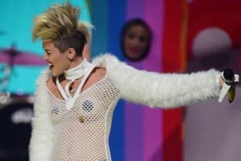 Novi momak Majli Sajrus uhvaćen s Plejboj zečicom Novi momak Majli Sajrus uhvaćen s Plejboj zečicom