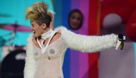 Majli Sajrus ponudili milion dolara da režira pornografski film Majli Sajrus ponudili milion dolara da režira pornografski film