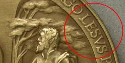 Zbog Isusa sa tipfelerom Vatikan iz prodaje povukao 6.000 medaljona Zbog Isusa sa tipfelerom Vatikan iz prodaje povukao 6.000 medaljona