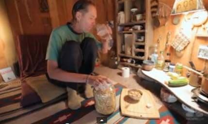 VIDEO: Napustio civilizaciju i živi kao hobit VIDEO: Napustio civilizaciju i živi kao hobit