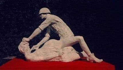 Skulptura razbijesnila Poljake: Sovjetski vojnik siluje trudnicu Skulptura razbijesnila Poljake: Sovjetski vojnik siluje trudnicu