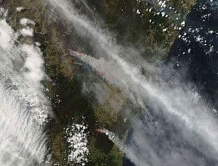 AUSTRALIJA: Prizori apokalipse u požarima koji gutaju sve pred sobom (VIDEO) AUSTRALIJA: Prizori apokalipse u požarima koji gutaju sve pred sobom (VIDEO)