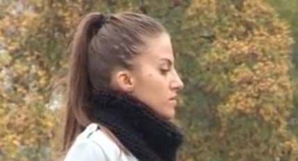 Bunt djevojke: Više od 20 dana stoji i ćuti na trgu (VIDEO) Bunt djevojke: Više od 20 dana stoji i ćuti na trgu (VIDEO)