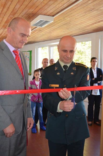 Pripadnici VII kontingenta donirali računarsku opremu Pripadnici VII kontingenta donirali računarsku opremu